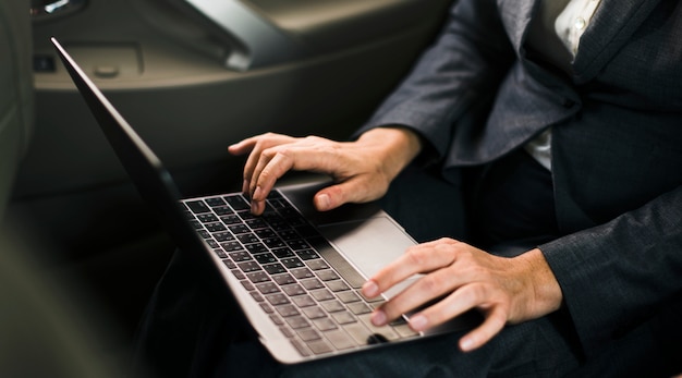 Bedrijfsmensen die Laptop Netwerkbinnenlandse auto met behulp van