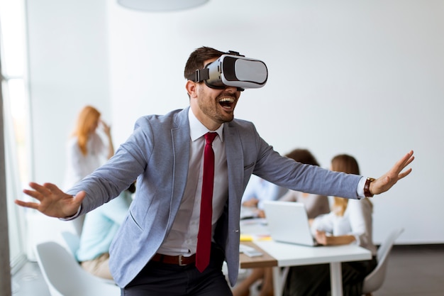 Bedrijfsmensen die team opleidingsoefening maken tijdens team de bouwseminarie die VR-glazen gebruiken