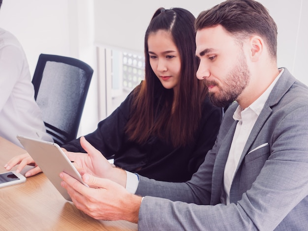 Bedrijfsmensen in vergaderzaal, Commercieel team die nieuwe bedrijfsideeën verklaren