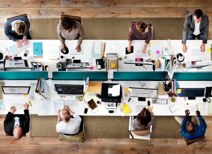 Foto bedrijfsmensenbureau die collectief team concept werken