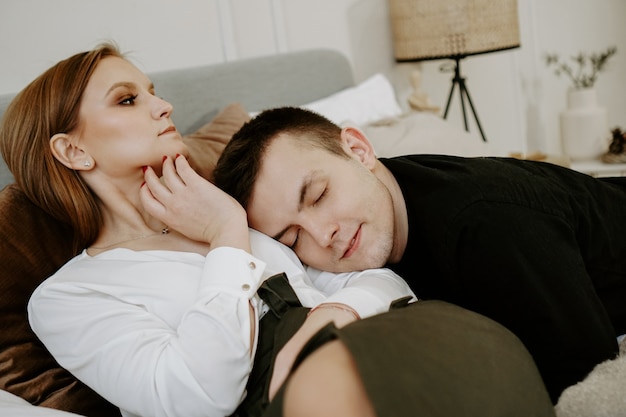 Bedrijfspaar op bed in hotelkamer