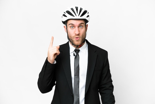 Bedrijfspersoon met een fietshelm over geïsoleerde witte achtergrond die van plan is de oplossing te realiseren terwijl hij een vinger opheft