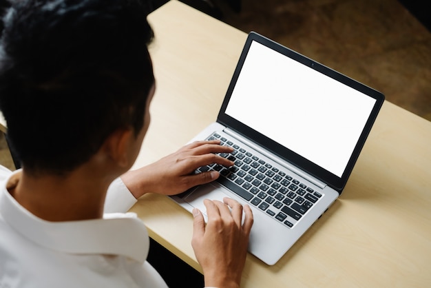 Bedrijfspersoon werknemer gebruikt een laptopcomputer.