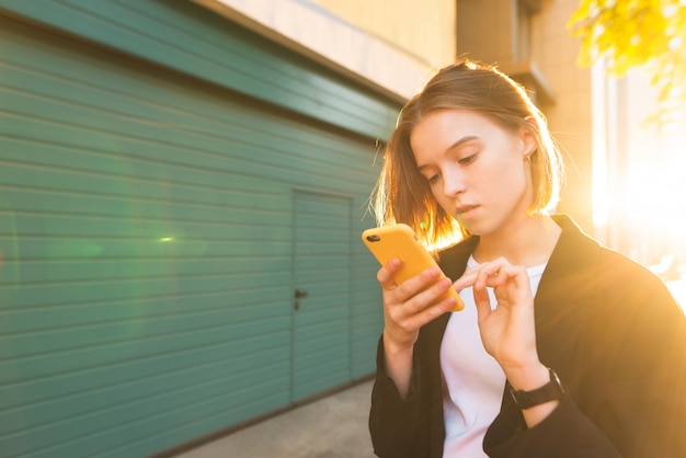 Bedrijfsportret van een vrouw die een smartphone gebruiken