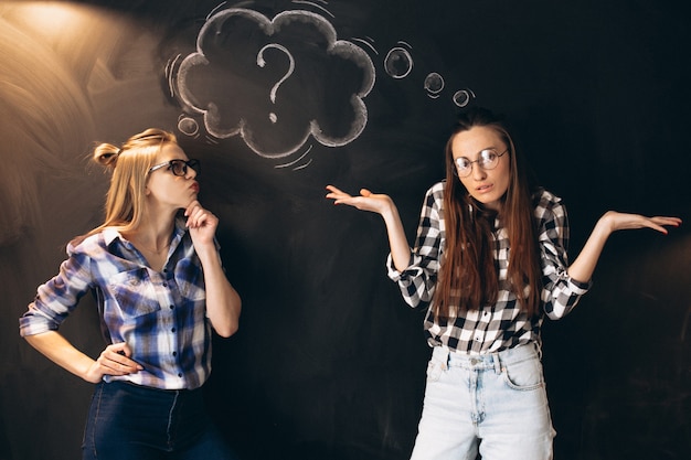 Bedrijfspretvrouwen door bord