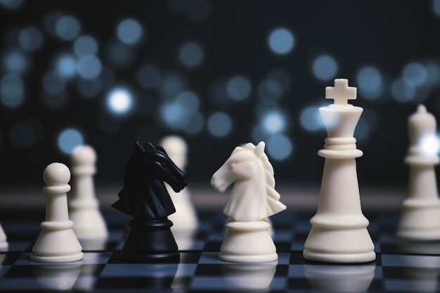 Bedrijfsstrategie competitief ideeënconcept met schaakbordspel. Zakelijke concurrentie, problemen bestrijden en confronteren, bedreigingen van omringende problemen.