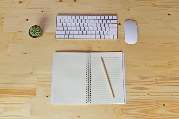 Bedrijfstoebehoren op houten bureau