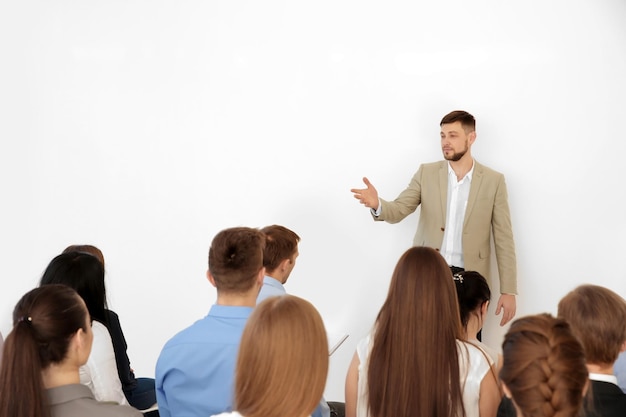 Bedrijfstrainer die presentatie geeft aan groep mensen