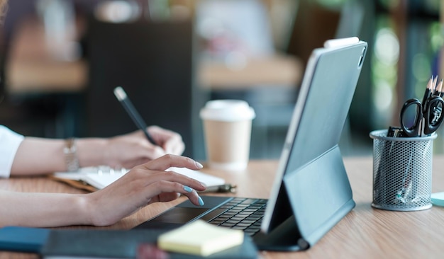 Bedrijfsvrouw beleggingsconsultant die het jaarverslag van het bedrijf analyseert balansoverzicht werkt met documenten grafieken Conceptbeeld van de zakelijke markt kantoorbelasting