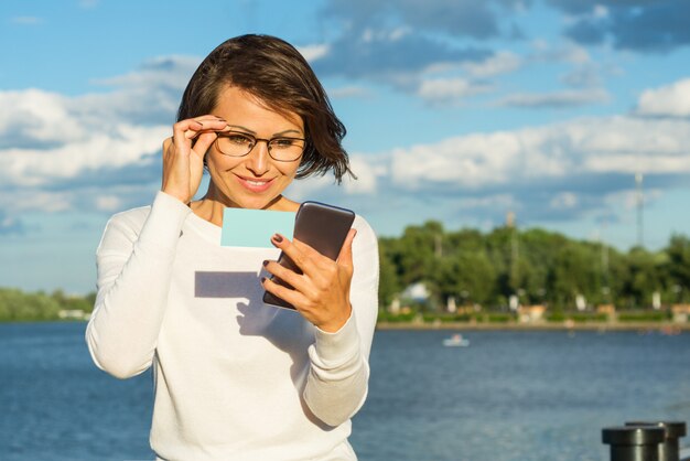 Bedrijfsvrouw die app op een slimme telefoon gebruiken