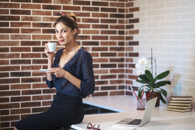 Bedrijfsvrouw die coffe in het bureau drinken