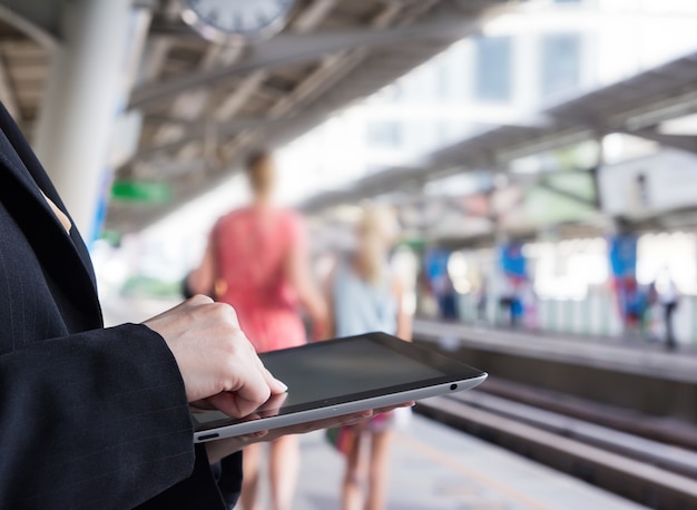 Bedrijfsvrouw die digitale tablet gebruiken