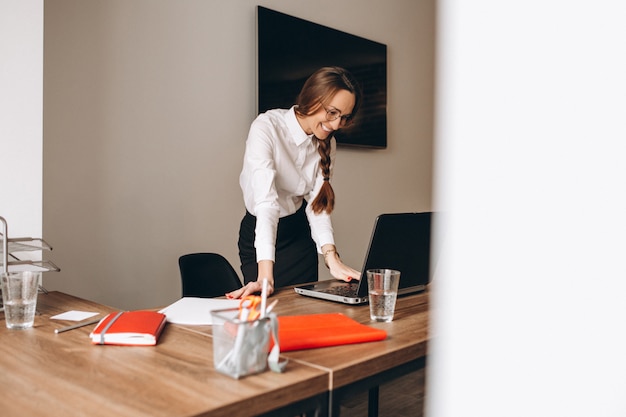 Bedrijfsvrouw die in bureau werken