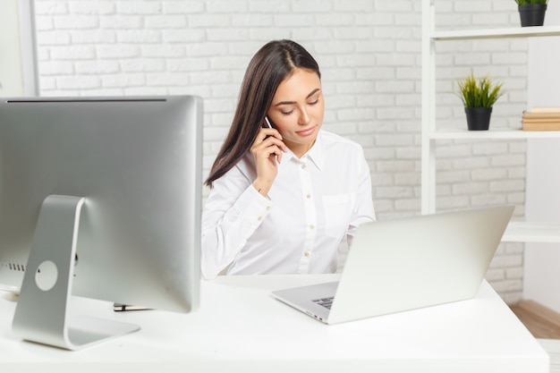 Bedrijfsvrouw die in bureau werken