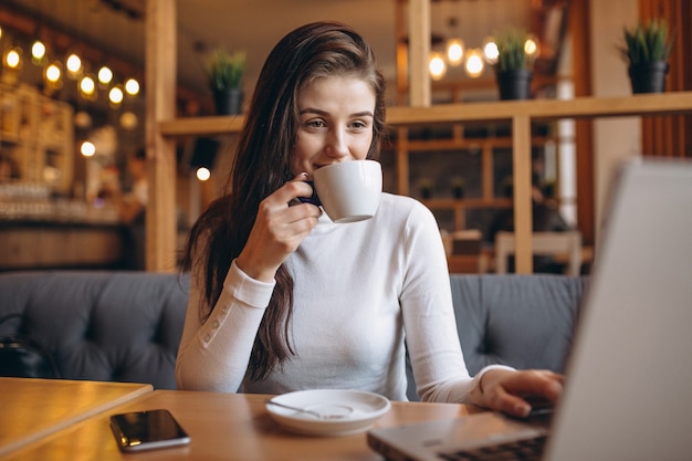 Bedrijfsvrouw die in een koffie werken