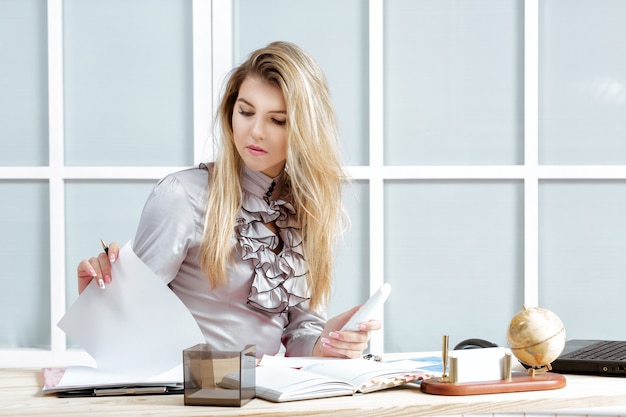 Bedrijfsvrouw die in het bureau werken