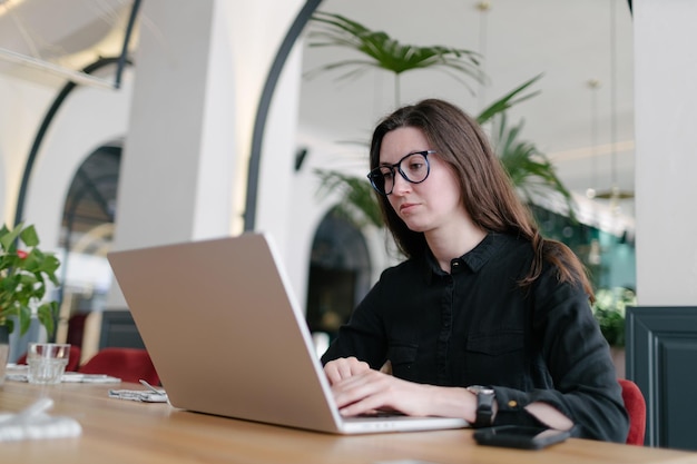 Bedrijfsvrouw die laptop met behulp van