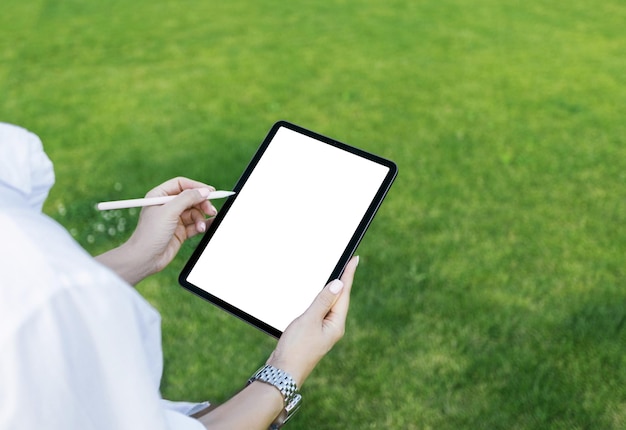 Bedrijfsvrouw die tablet met digitaal potlood xA gebruiken