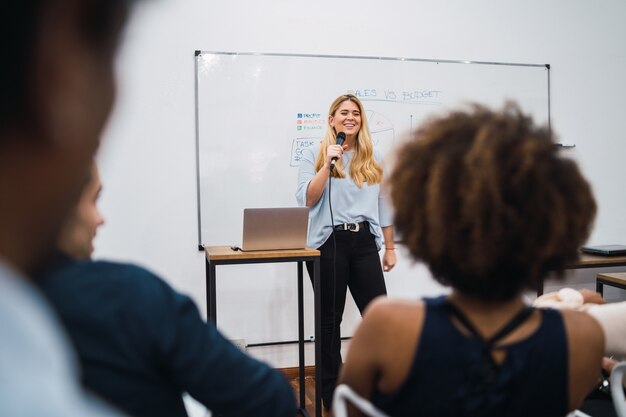 Bedrijfsvrouw die werkplan in conferentie verklaren.