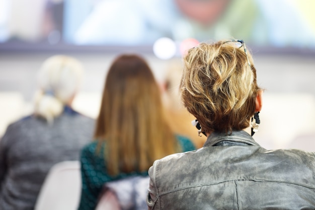 Foto bedrijfsvrouw en mensen die op de conferentie luisteren