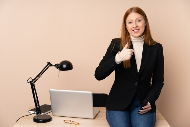 Bedrijfsvrouw in bureau geven duimen op gebaar