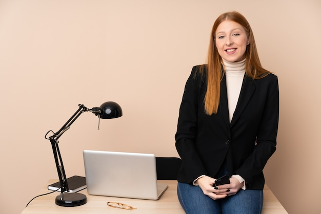 Bedrijfsvrouw in bureau het toejuichen