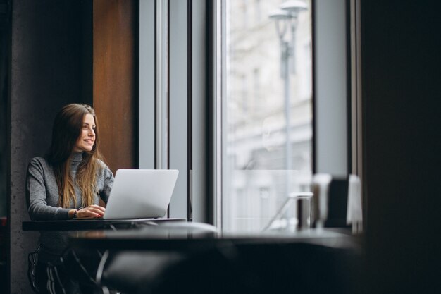 Bedrijfsvrouw in een koffie met laptop