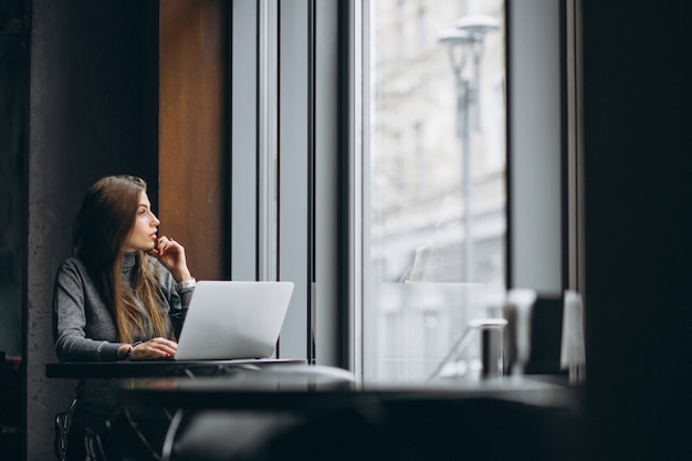 Bedrijfsvrouw in een koffie met laptop