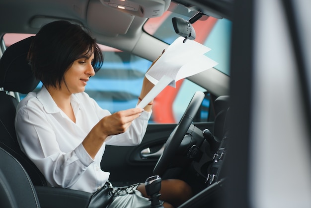 Bedrijfsvrouw in haar nieuwe auto