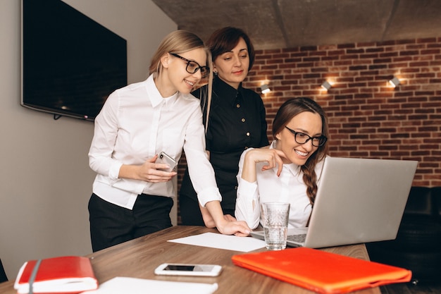 Bedrijfsvrouwen die in bureau werken