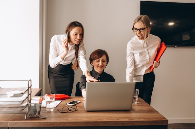 Bedrijfsvrouwen die in bureau werken