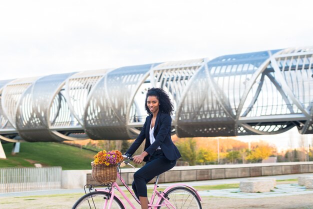 Bedrijfszwarte die een uitstekende fiets in de stad berijden