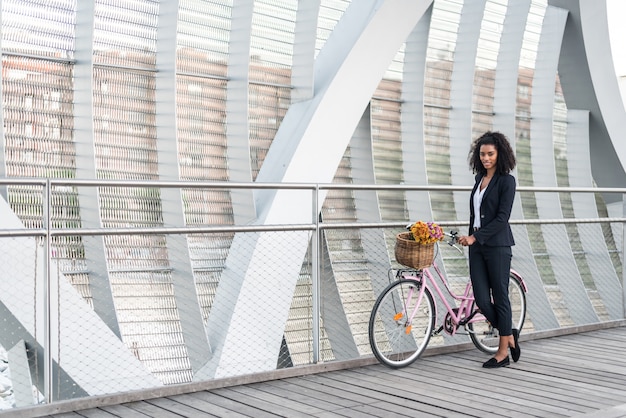 Bedrijfszwarte met uitstekende fiets in een brug