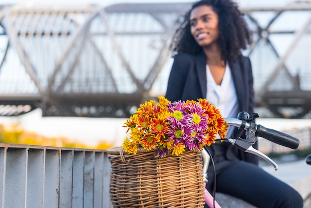 Bedrijfszwarte met uitstekende fiets