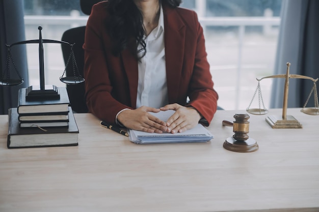 Bedrijven en advocaten bespreken contractpapieren met koperen schaal op het bureau in het kantoor Juridische juridische diensten advies gerechtigheid en recht conceptfoto met filmgraaneffect