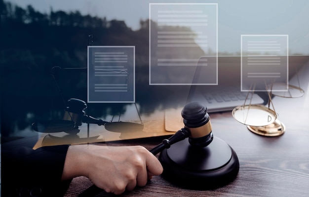 Bedrijven en advocaten bespreken contractpapieren met koperen schaal op het bureau van het kantoor Juridische juridische diensten advies justitie en recht conceptbeeld met filmgrain effect