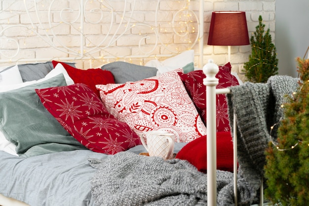 Camera da letto decorata per la fine di tempo di natale in su