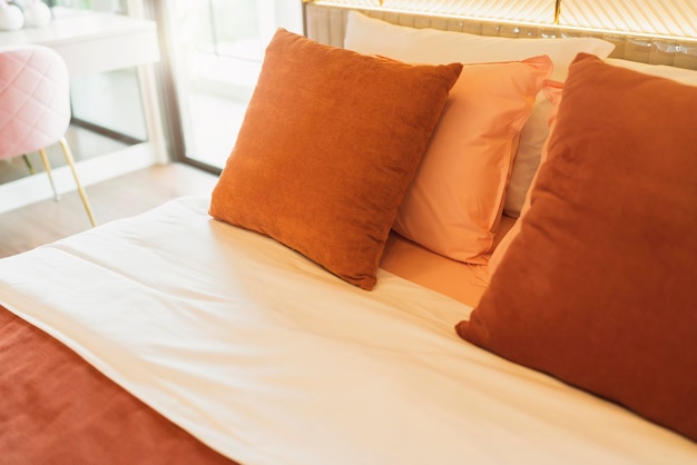 사진 침실 인테리어 디자인은 흰색 커튼 배경 홈 스위트 홈 인테리어 아이디어가 있는 침실의 킹 사이즈 흰색 담요 매트리스에 부드러운 베개를 제공합니다.