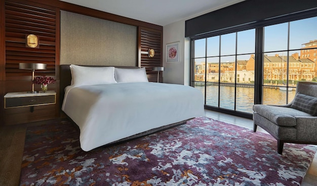 Interno della camera da letto con letto o camera d'albergo con mobili classici