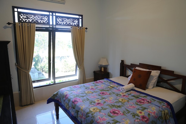 A bedroom with a bed and a window that says'bali '