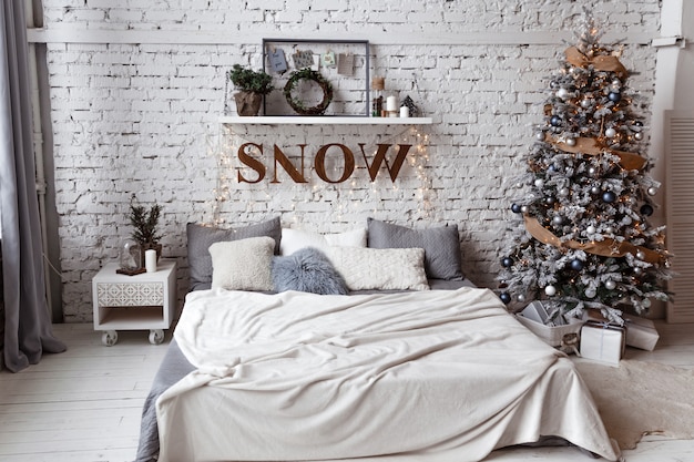 飾られたクリスマスツリーと花輪の寝室
