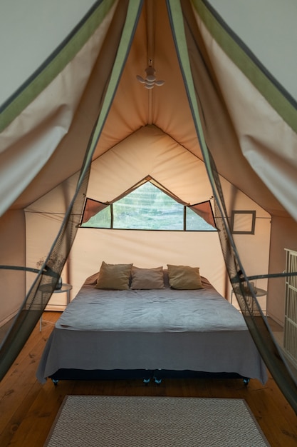 Фото Спальня с большой кроватью под окном внутри глэмпинга