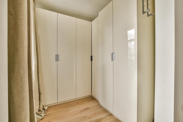 Photo a bedroom with two white closets and a window