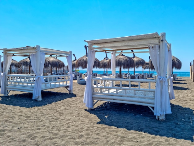 Лежаки на пляже vip beach bar