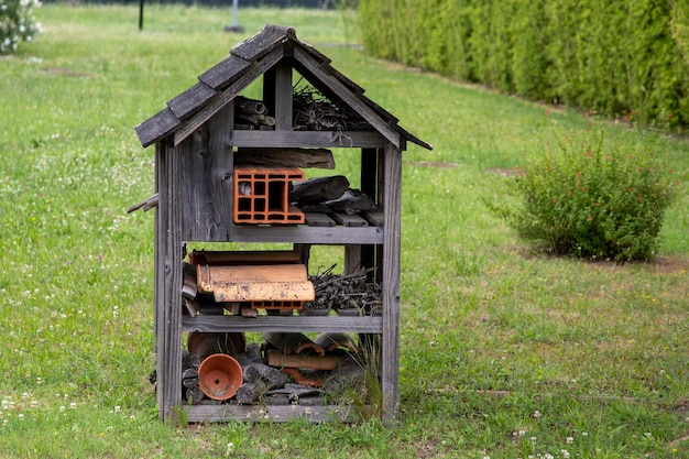 写真 さまざまな素材で作られた蜂と昆虫のホテルは、公園都市環境の中で多くの種に隠れ家を提供します