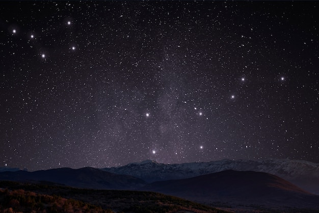 Foto bellissimo paesaggio con montagna e cielo stellato