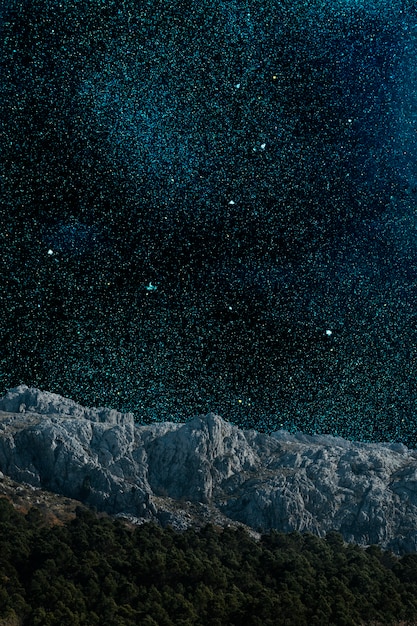 Foto bellissimo paesaggio con montagna e cielo stellato