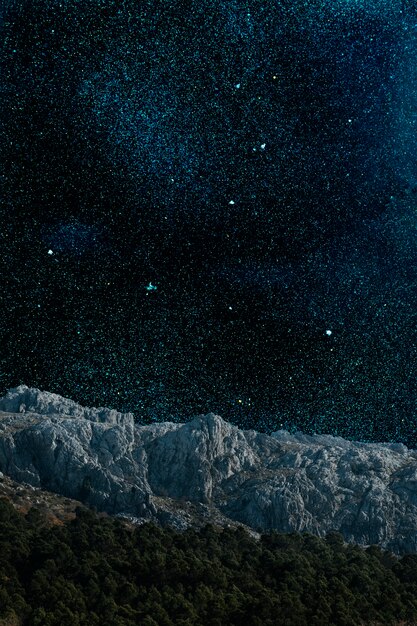 Bellissimo paesaggio con montagna e cielo stellato