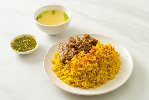 Beef Biryani или Карри с рисом и говядиной - тайско-мусульманская версия индийского бирьяни с ароматным желтым рисом и говядиной - мусульманский стиль еды.