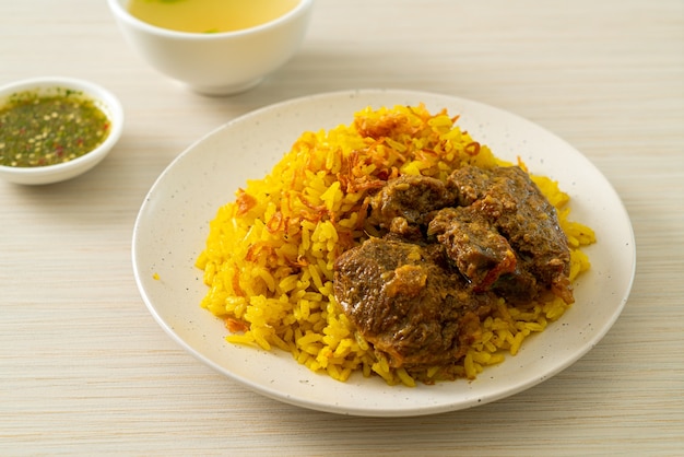 Говядина Бирьяни или Карри с рисом и говядиной. Тайско-мусульманский вариант индийского бирьяни с ароматным желтым рисом и говядиной. Мусульманский стиль еды